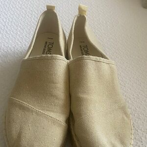 TOMS Cream Canvas Casual Slip-Ons